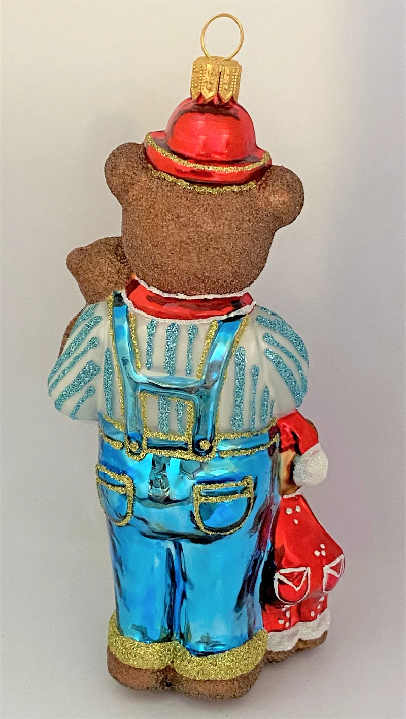 Bärenpapa wartet mit Bärenkindern auf die Weihnachtsbescherung