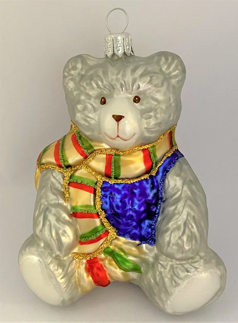 grauer Teddybär im blauen Wollpullover