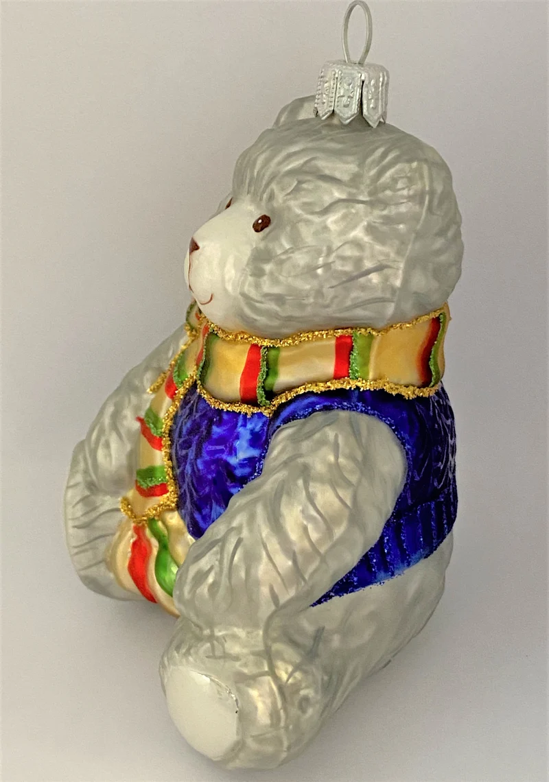 grauer Teddybär im blauen Wollpullover