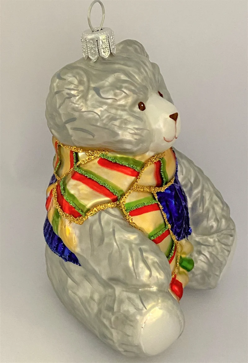 grauer Teddybär im blauen Wollpullover