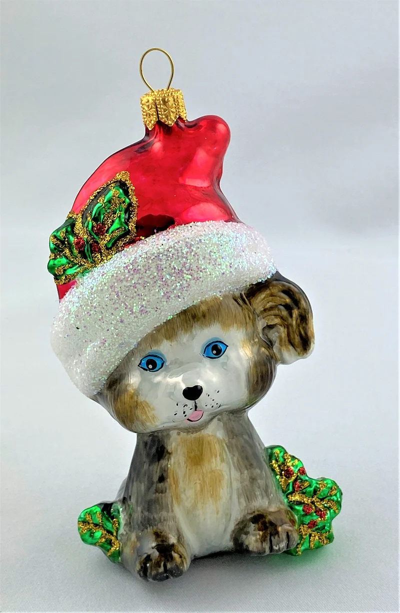 Grauer Hund mit Weihnachtsmütze