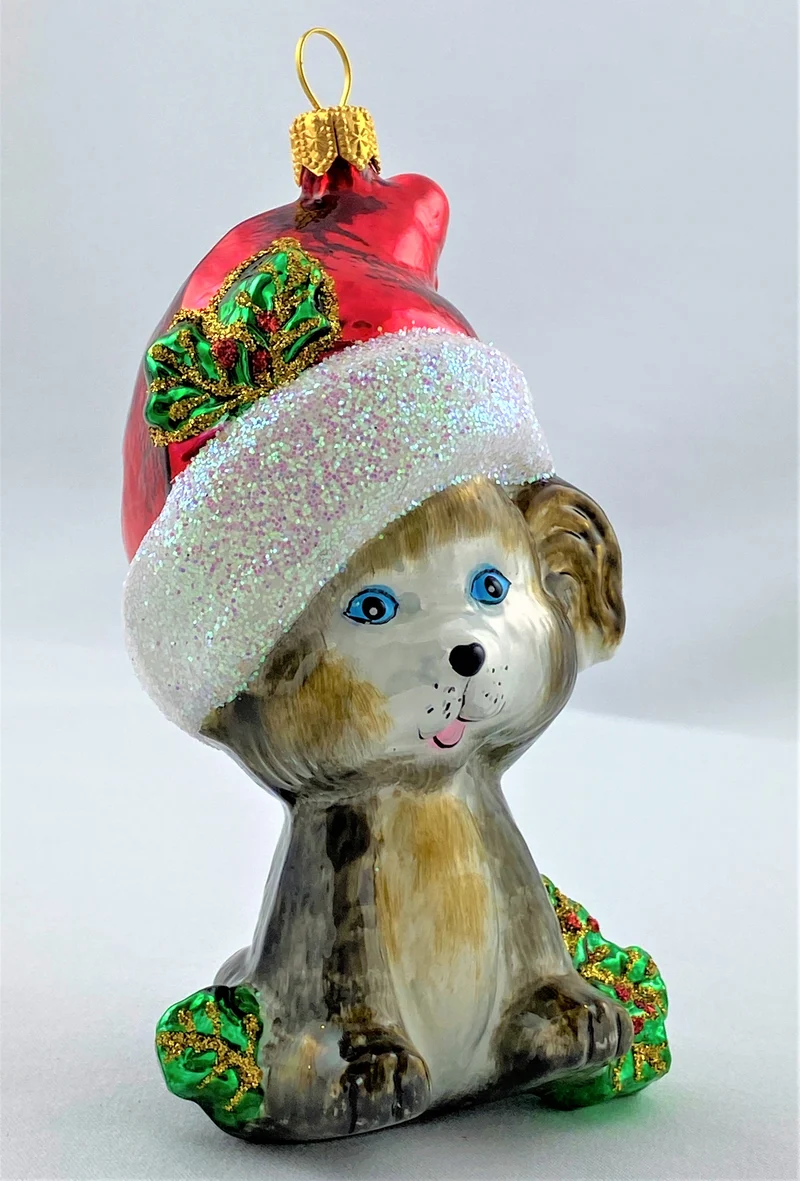 Grauer Hund mit Weihnachtsmütze