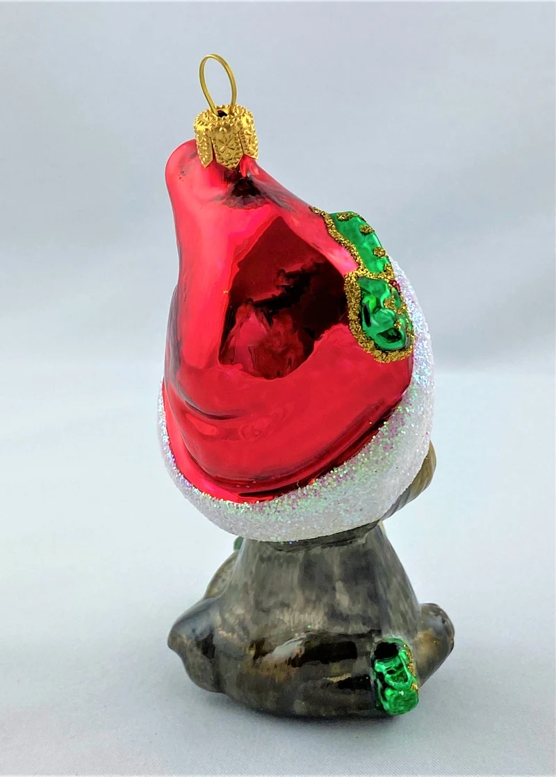 Grauer Hund mit Weihnachtsmütze