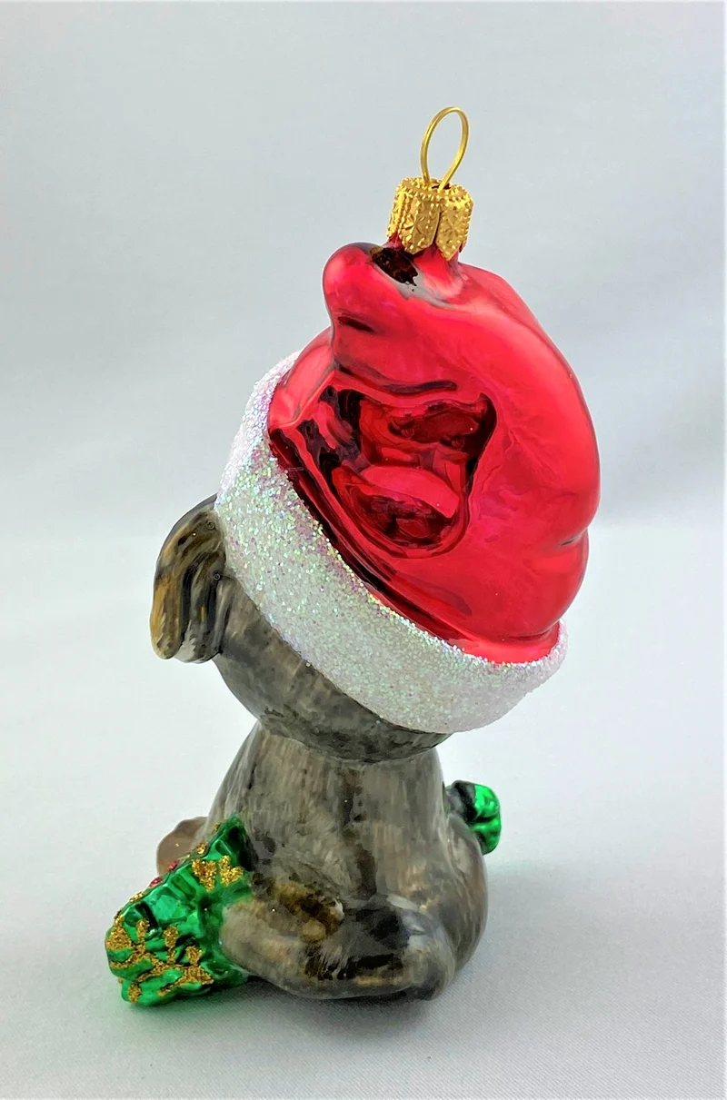 Grauer Hund mit Weihnachtsmütze