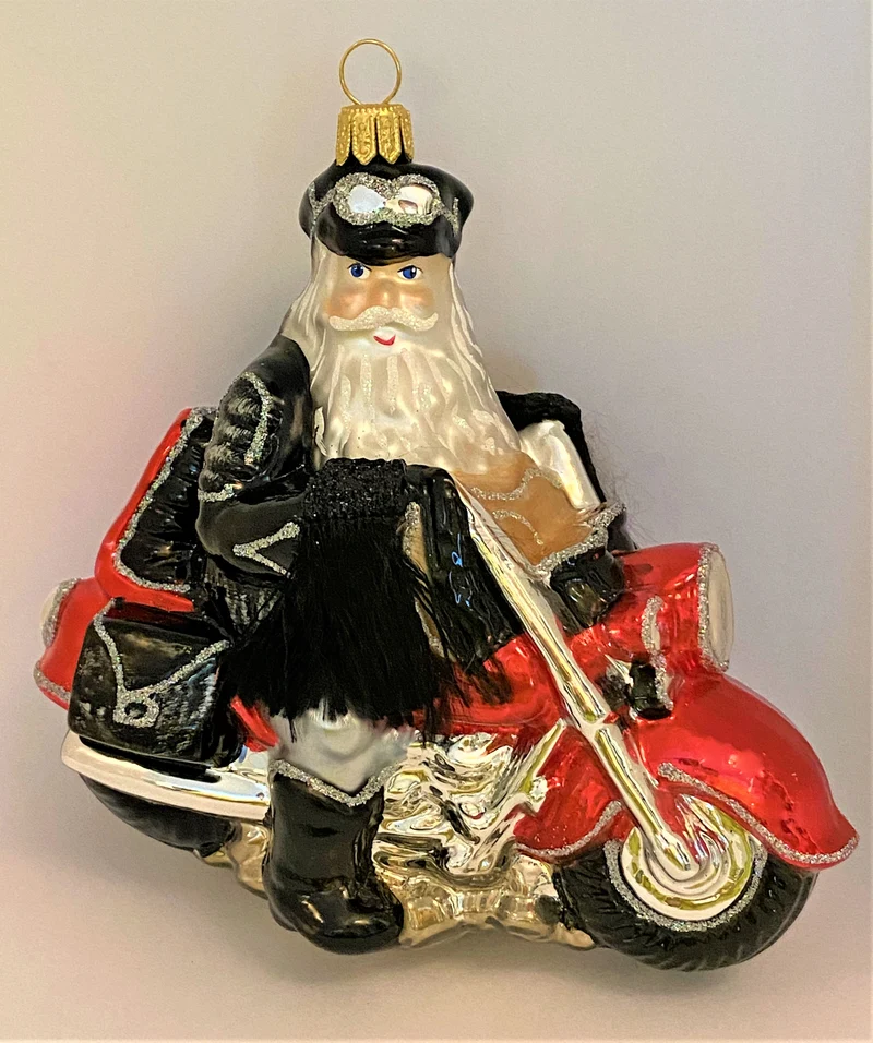 Santa mit der Fransenjacke auf schwerem Motorrad