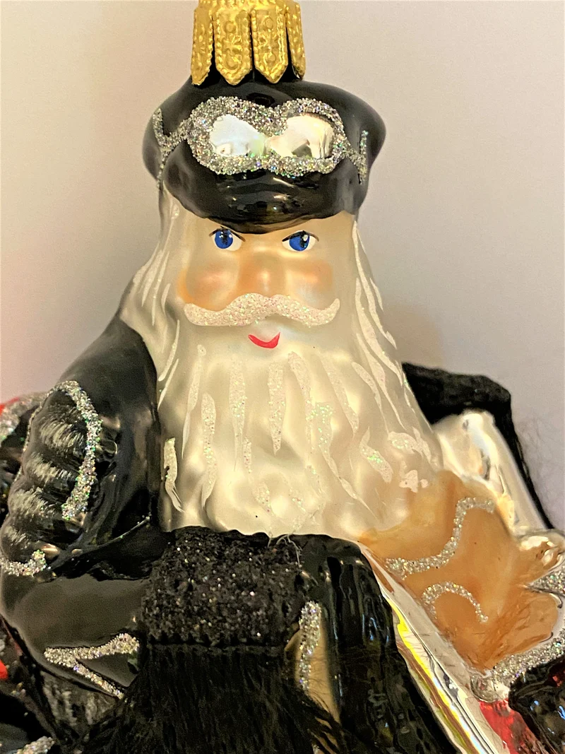 Santa mit der Fransenjacke auf schwerem Motorrad