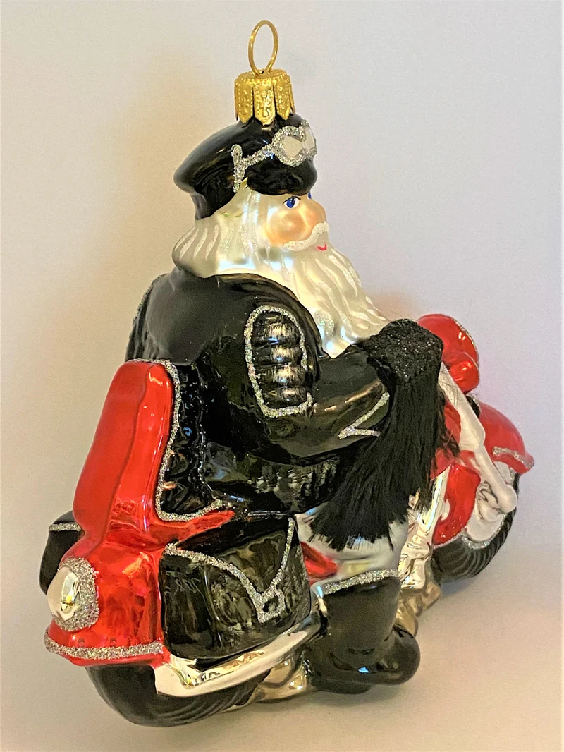 Santa mit der Fransenjacke auf schwerem Motorrad