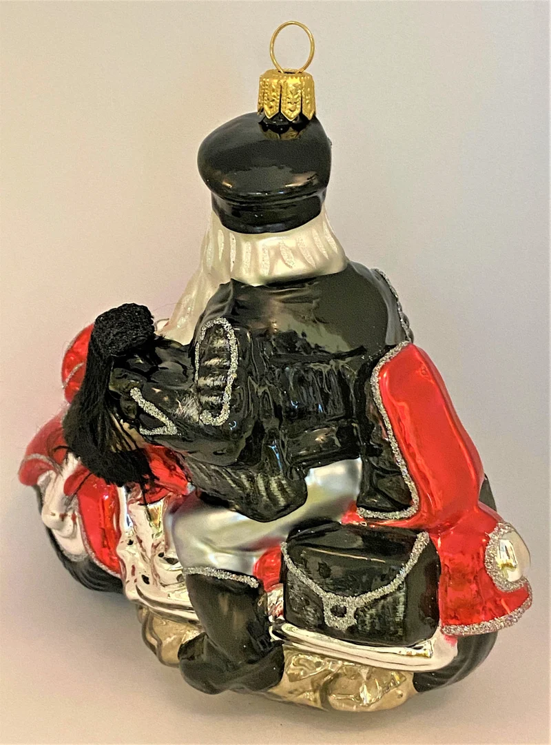 Santa mit der Fransenjacke auf schwerem Motorrad
