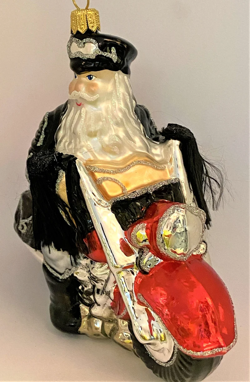 Santa mit der Fransenjacke auf schwerem Motorrad
