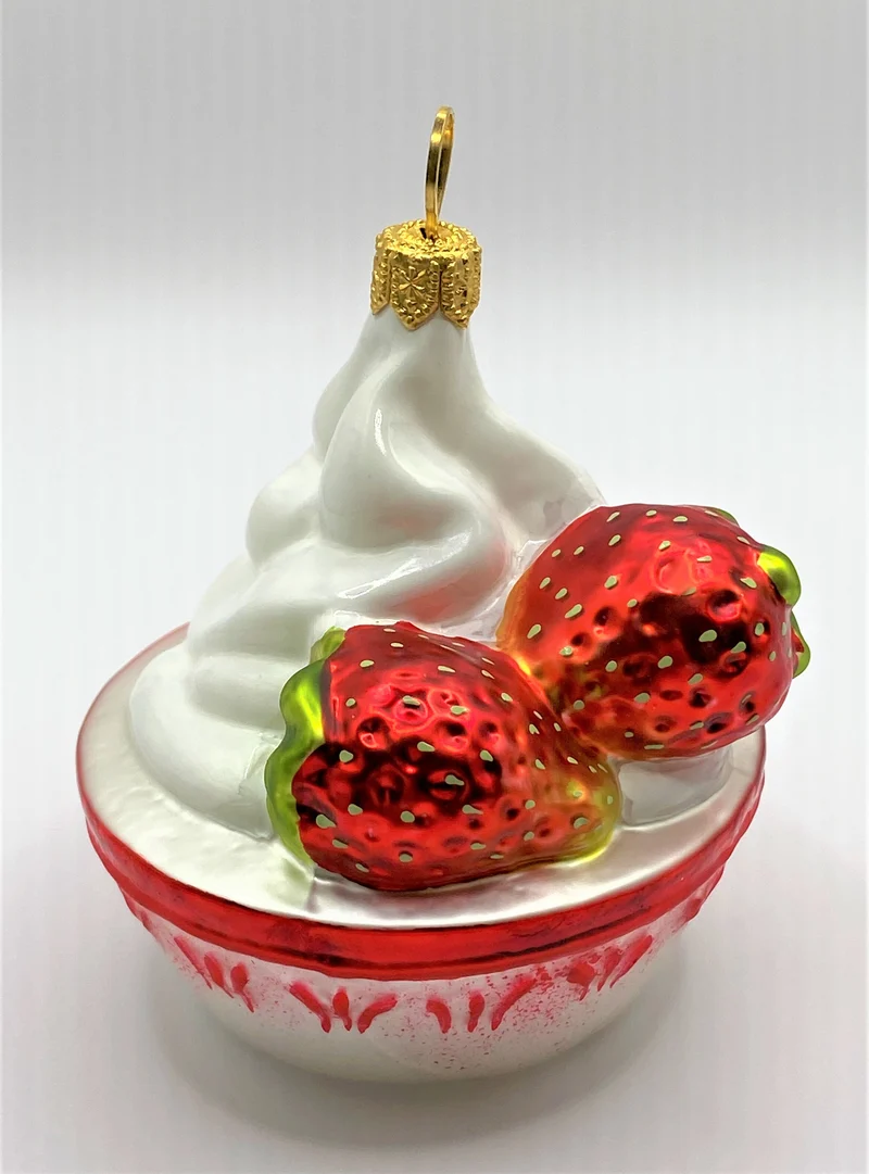 Schale Erdbeeren mit viel Schlagsahne