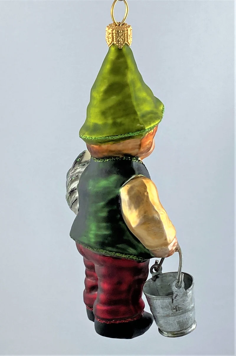 Zwerg mit Huhn unter dem Arm und Kessli