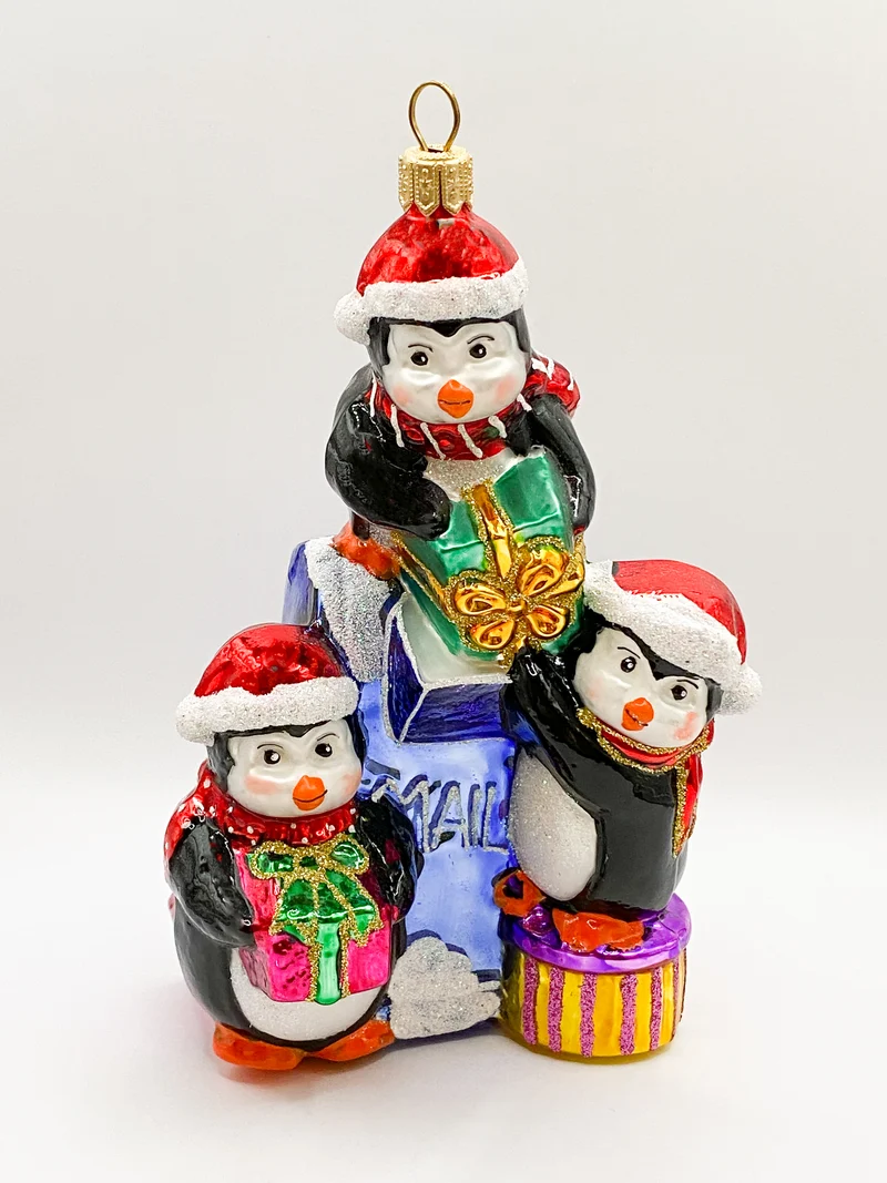 Pinguine bringen Geschenke zur Post