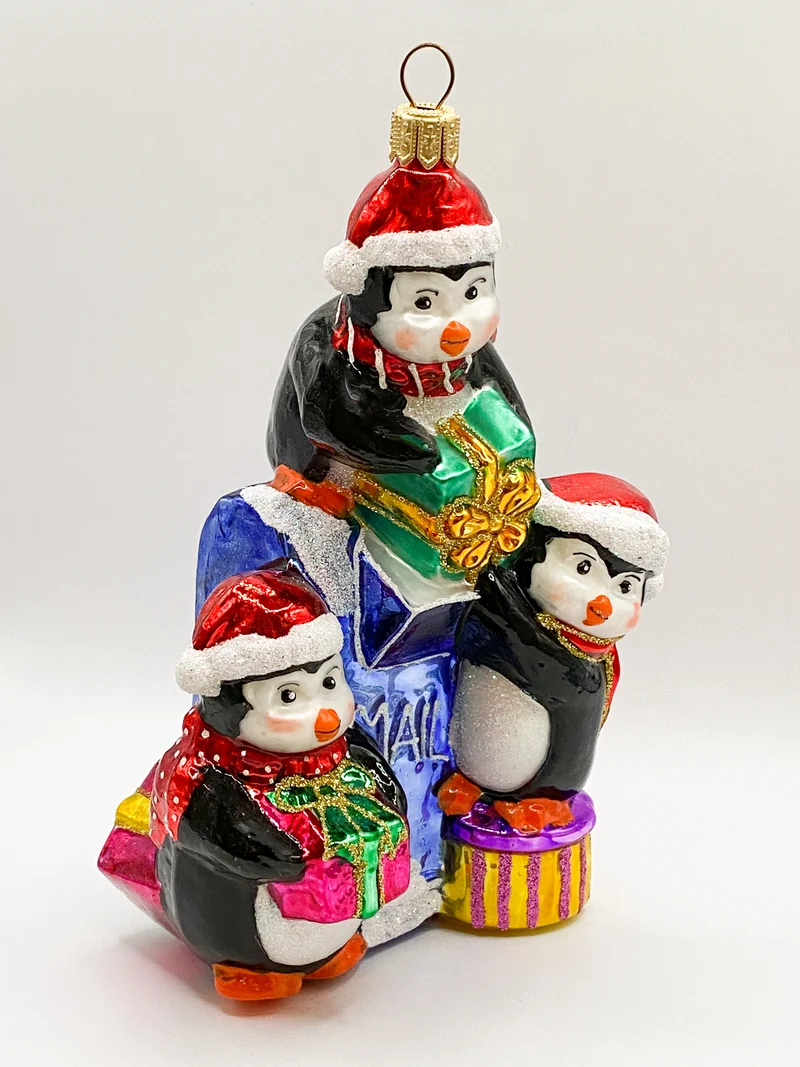 Pinguine bringen Geschenke zur Post