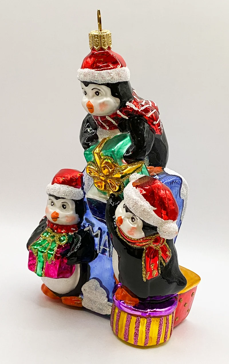 Pinguine bringen Geschenke zur Post