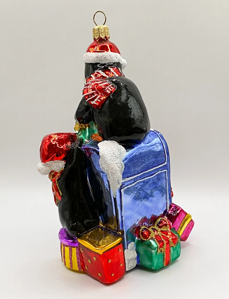Pinguine bringen Geschenke zur Post