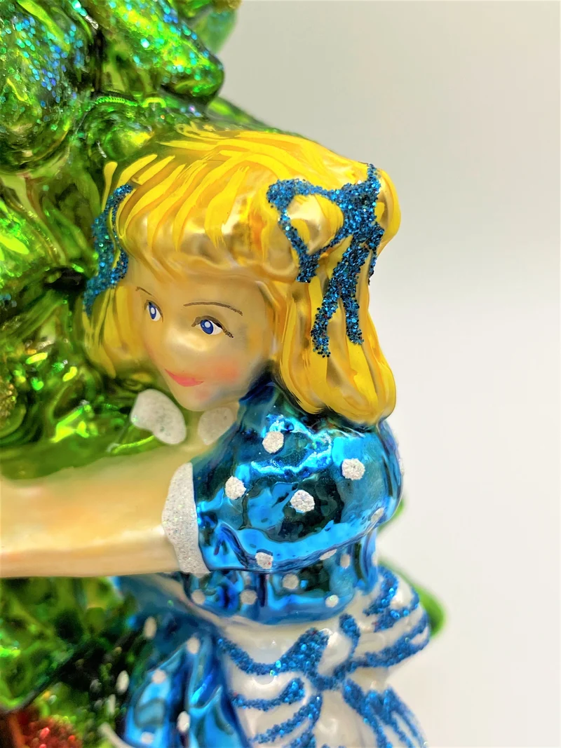 Zwei Mädchen tanzen um den Christbaum