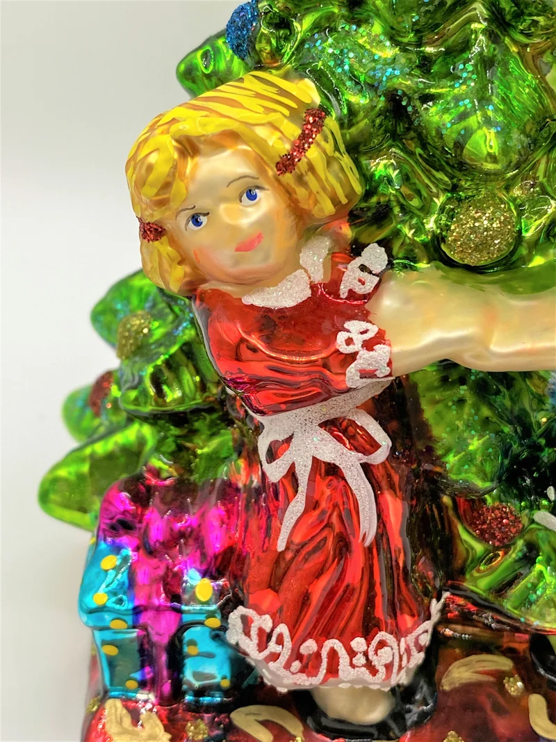 Zwei Mädchen tanzen um den Christbaum