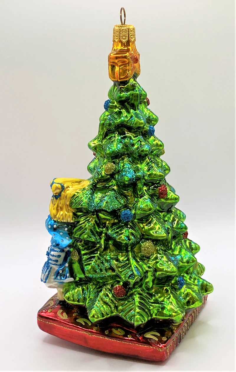Zwei Mädchen tanzen um den Christbaum
