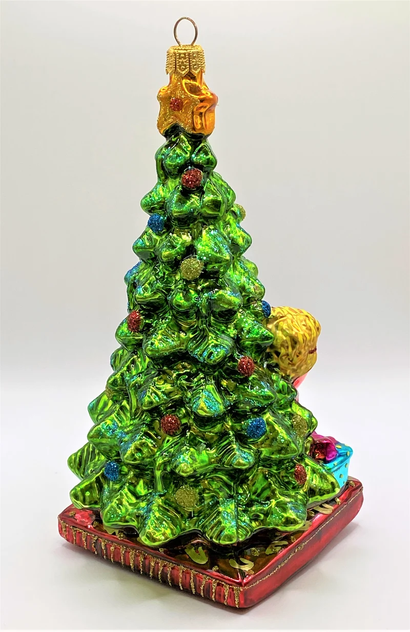 Zwei Mädchen tanzen um den Christbaum