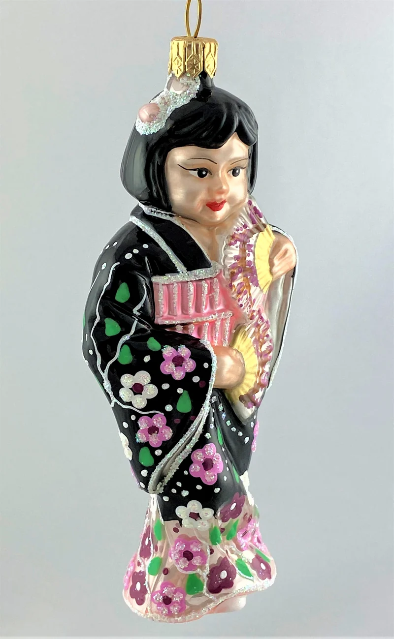 Japanisches Mädchen im rosa-schwarzen Kimono