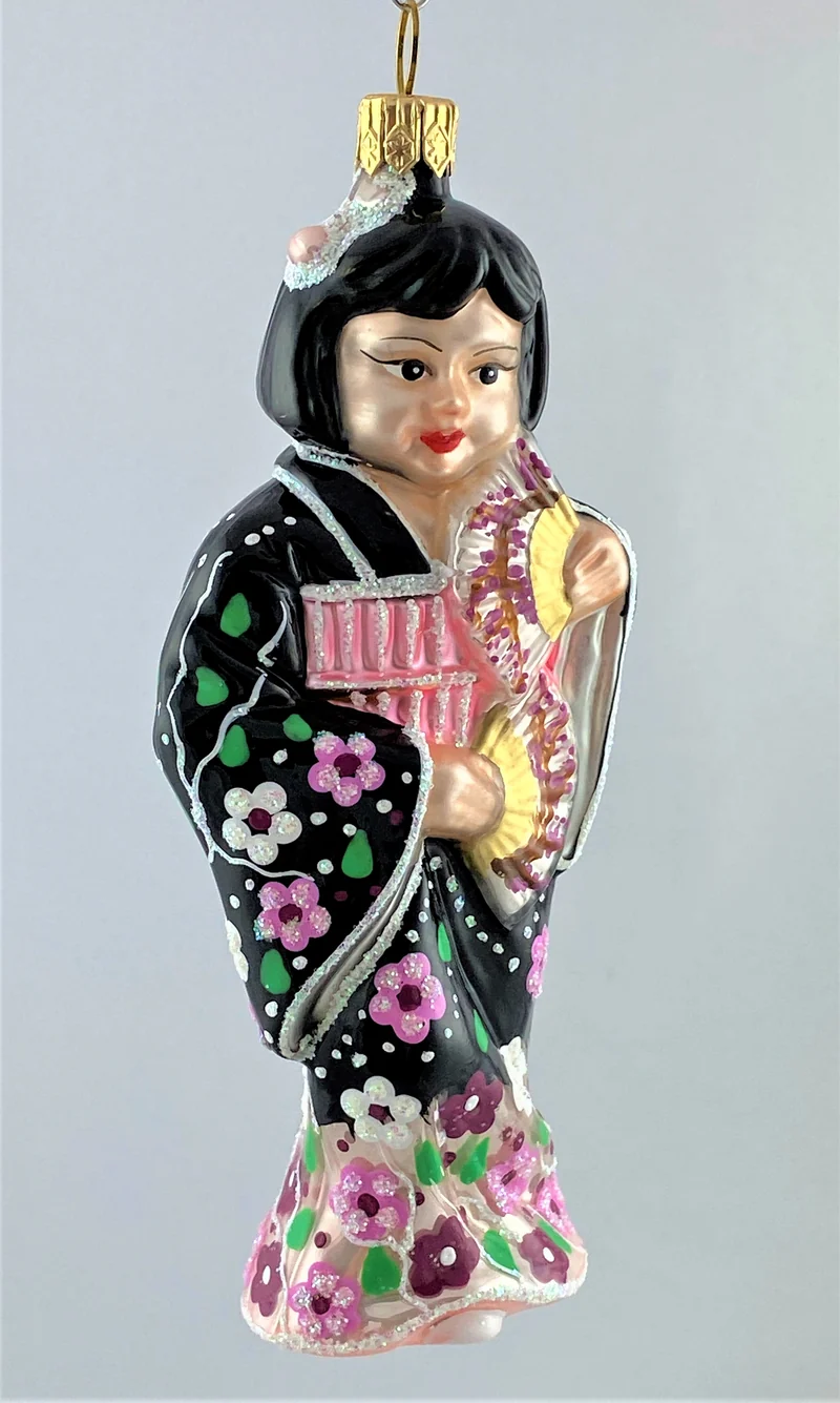 Japanisches Mädchen im rosa-schwarzen Kimono