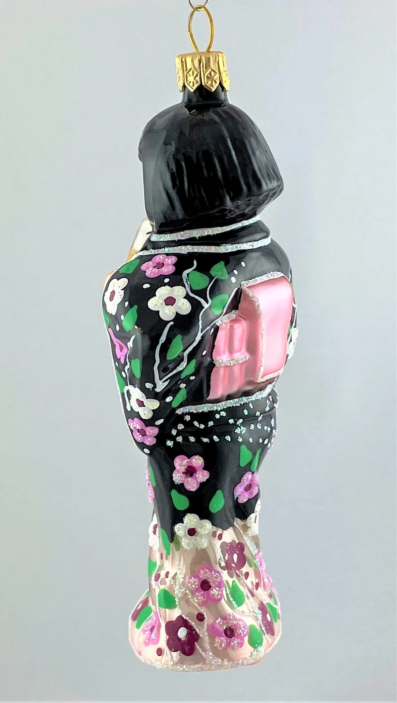 Japanisches Mädchen im rosa-schwarzen Kimono