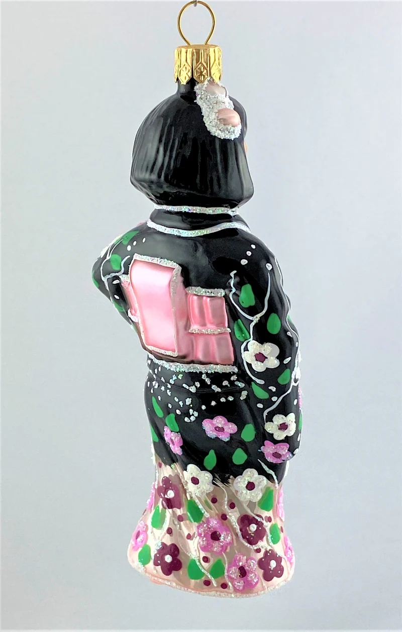 Japanisches Mädchen im rosa-schwarzen Kimono