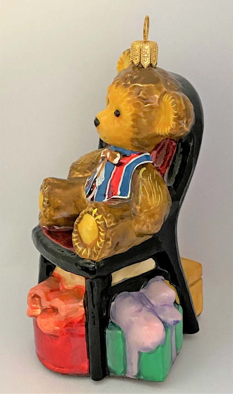 Teddy-Bär sitzt im Stuhl, KOMOZJA MOSTOWSKI