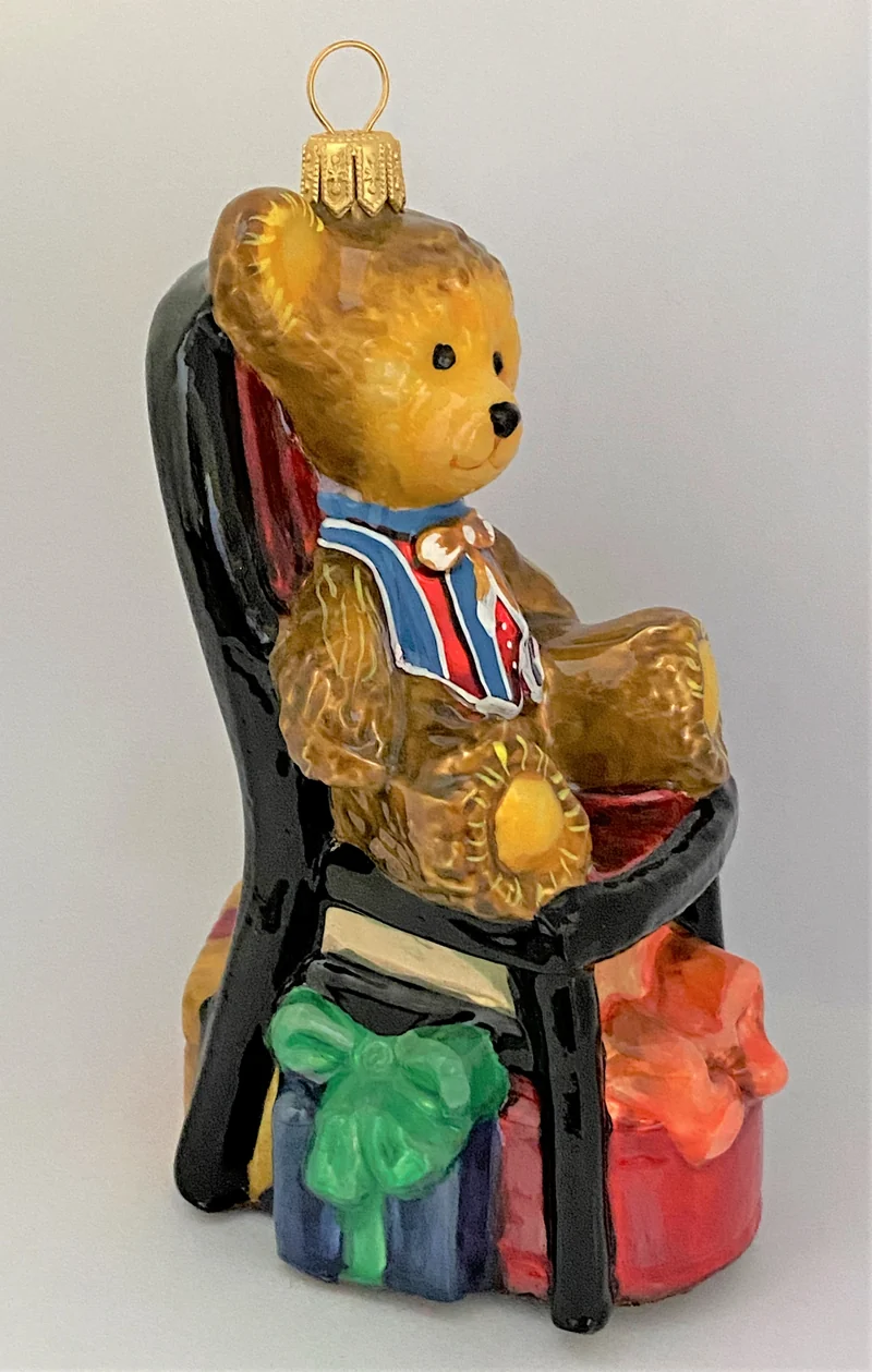 Teddy-Bär sitzt im Stuhl, KOMOZJA MOSTOWSKI