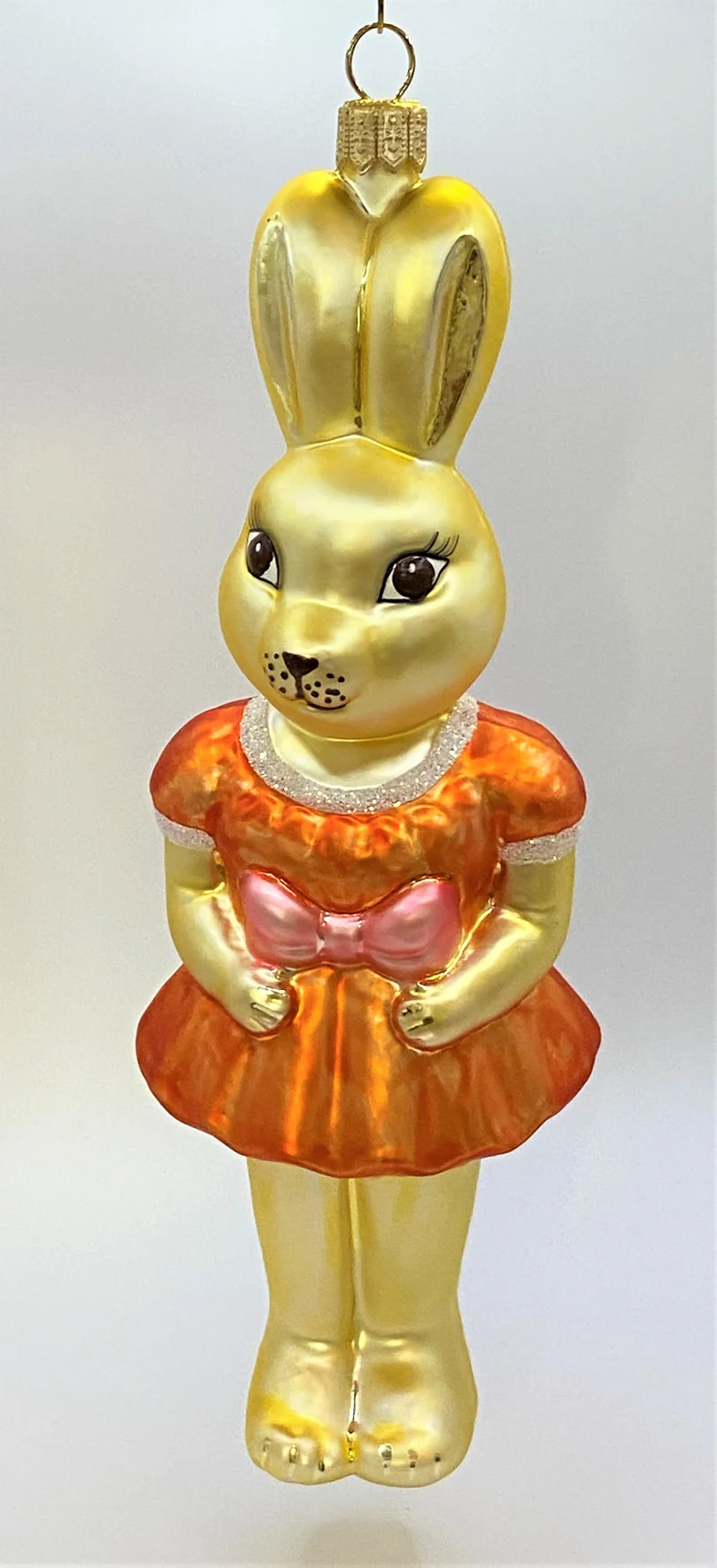 Osterhasen-Mädchen in orangem Kleidchen