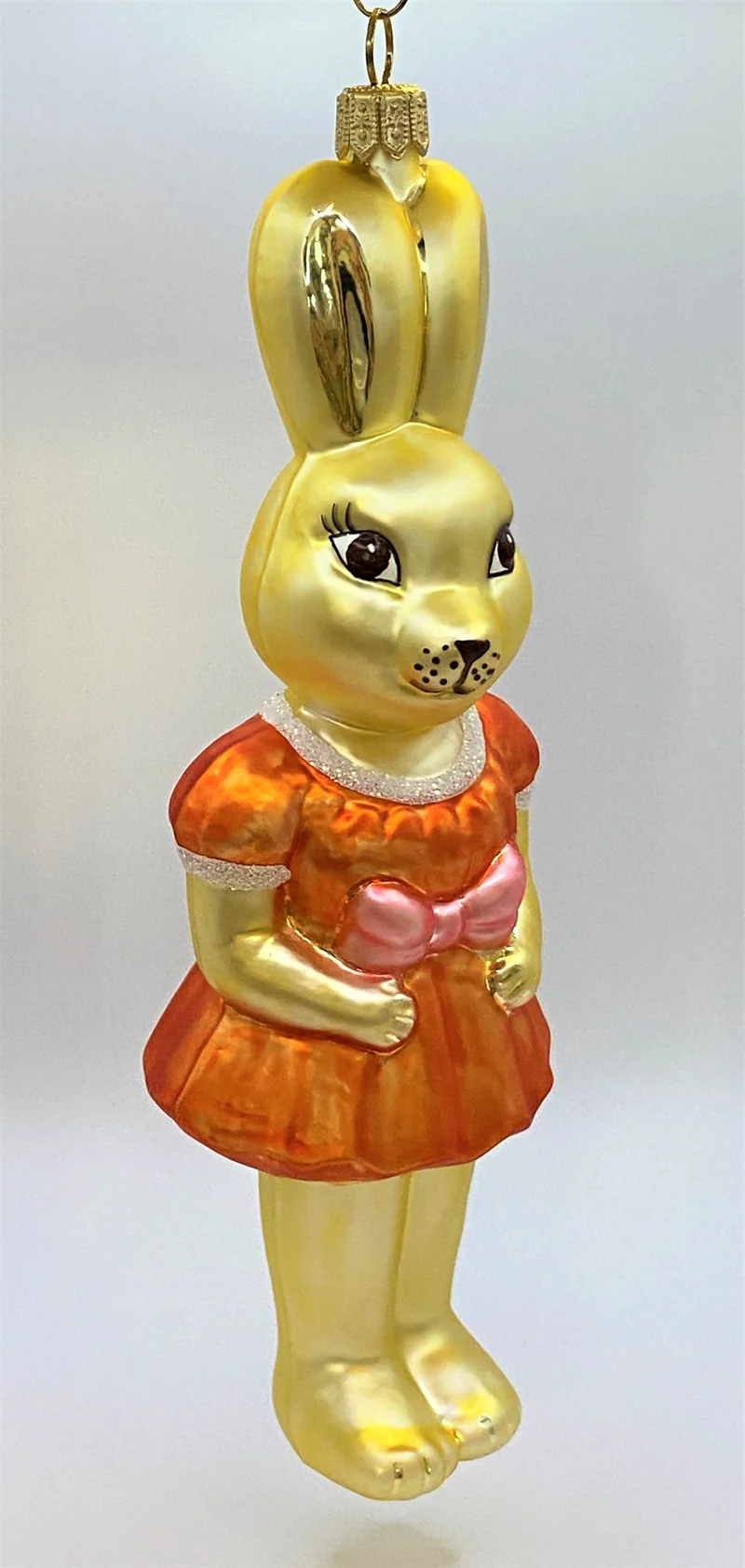 Osterhasen-Mädchen in orangem Kleidchen