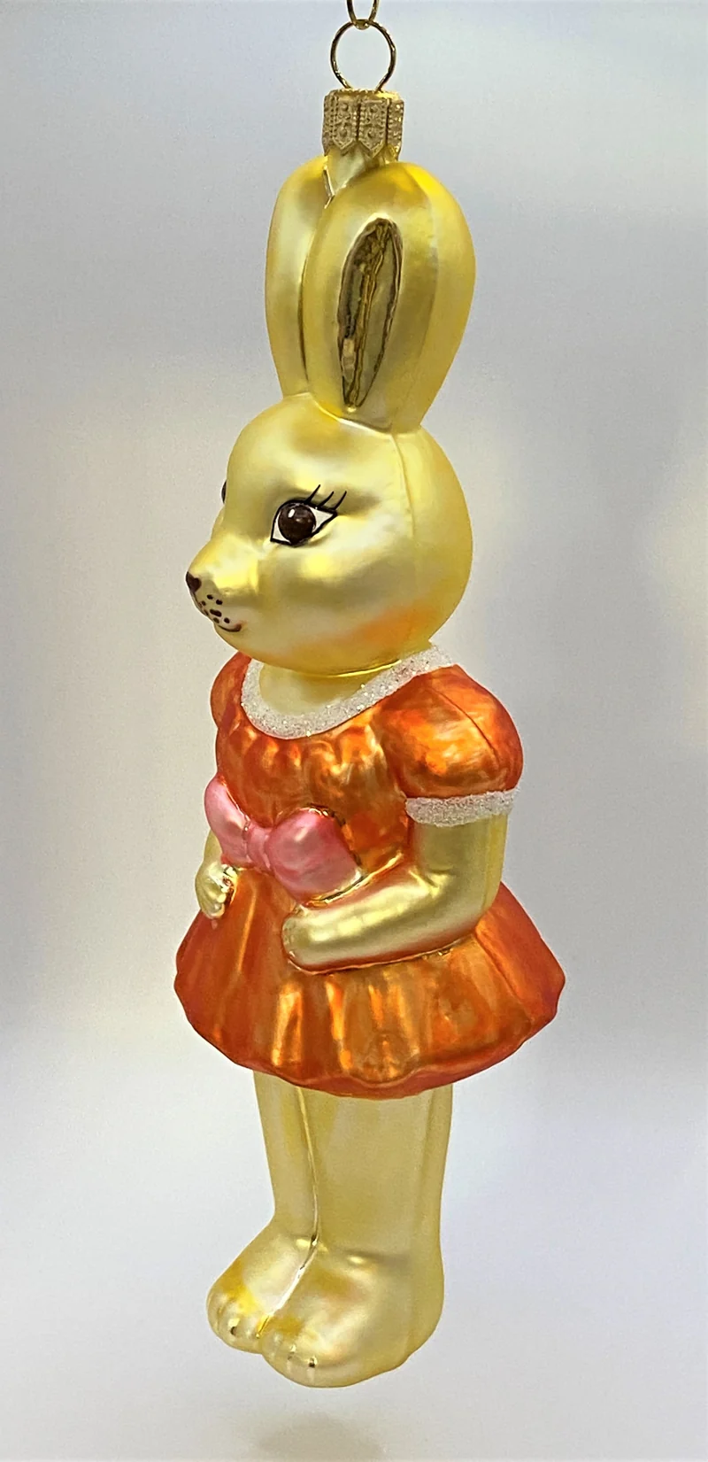 Osterhasen-Mädchen in orangem Kleidchen