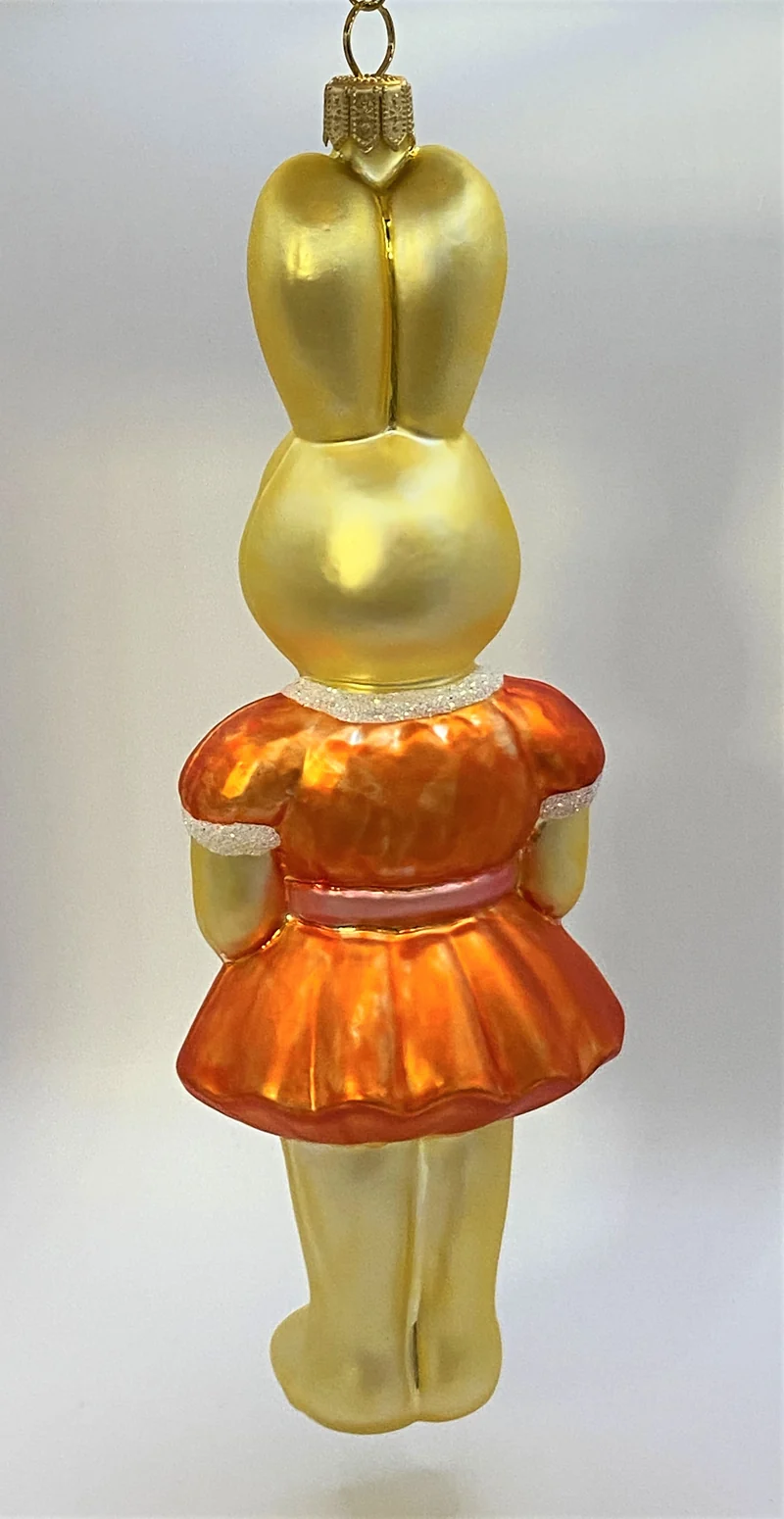Osterhasen-Mädchen in orangem Kleidchen