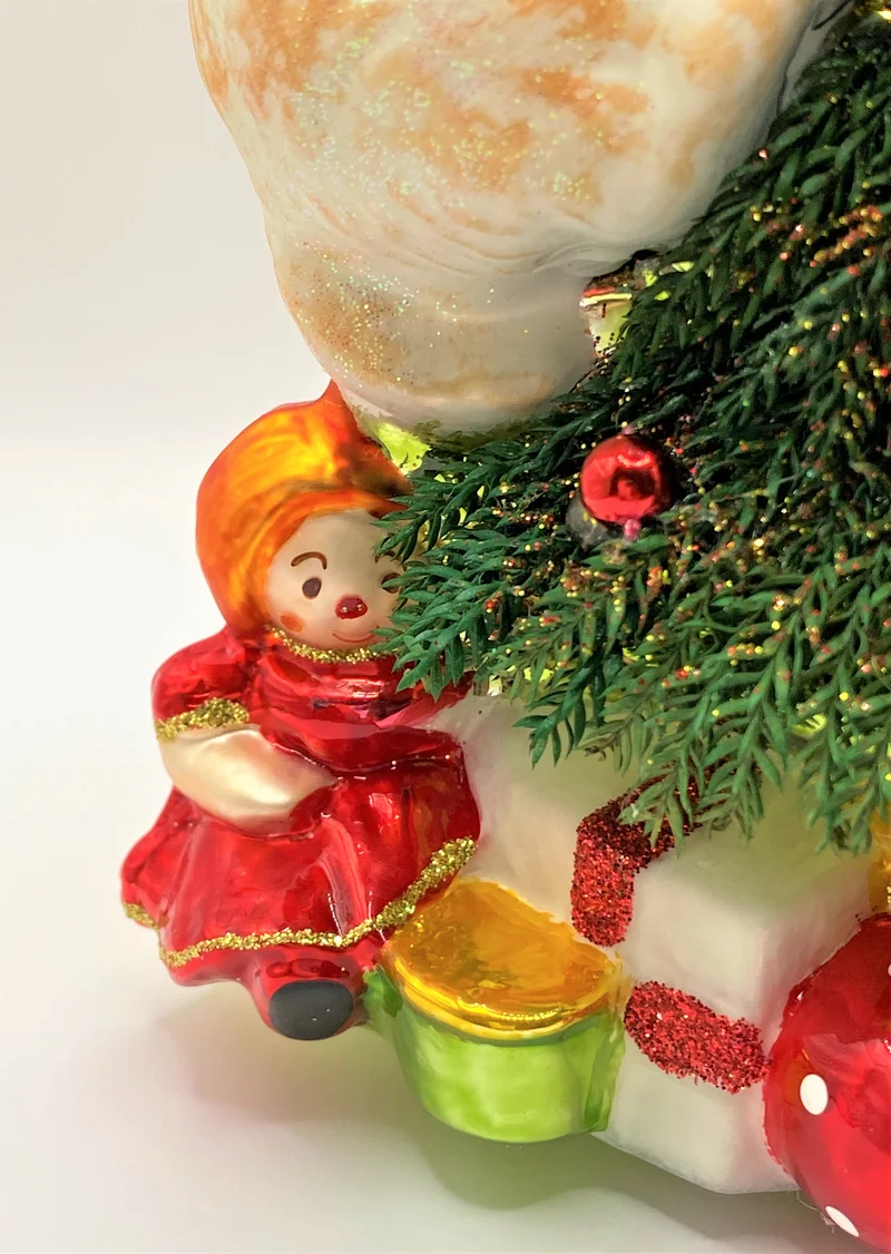 Die Katze erobert den Christbaum