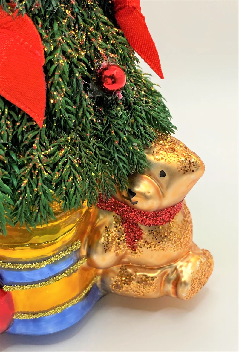 Die Katze erobert den Christbaum