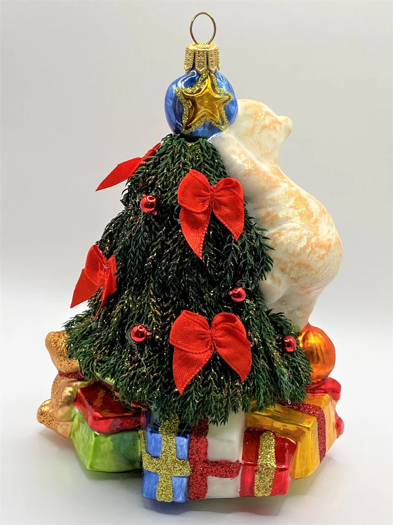 Die Katze erobert den Christbaum