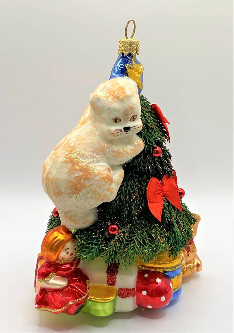 Die Katze erobert den Christbaum