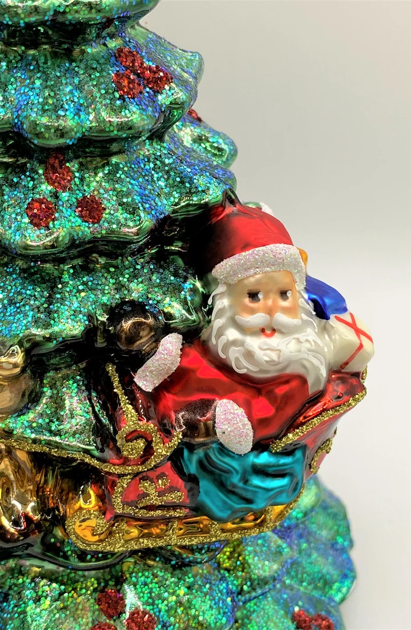 Santa Claus fliegt mit den Kindern auf dem Schlitten um den Christbaum