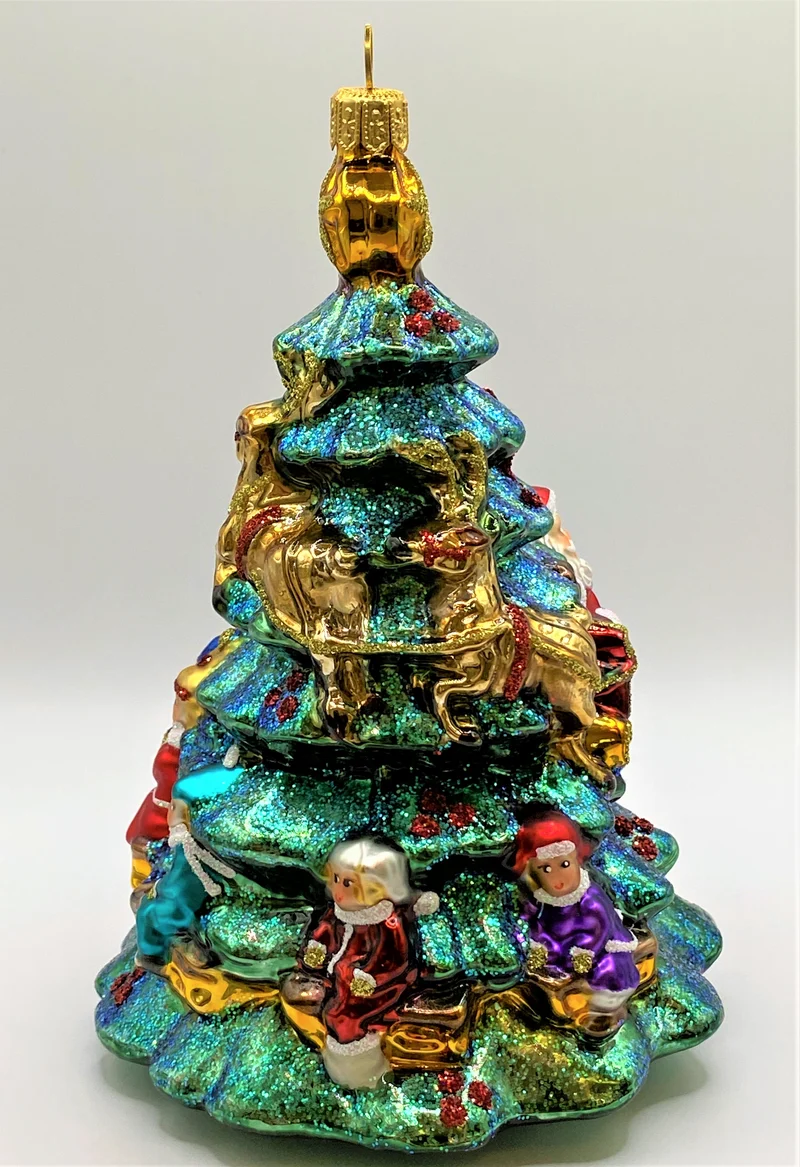 Santa Claus fliegt mit den Kindern auf dem Schlitten um den Christbaum