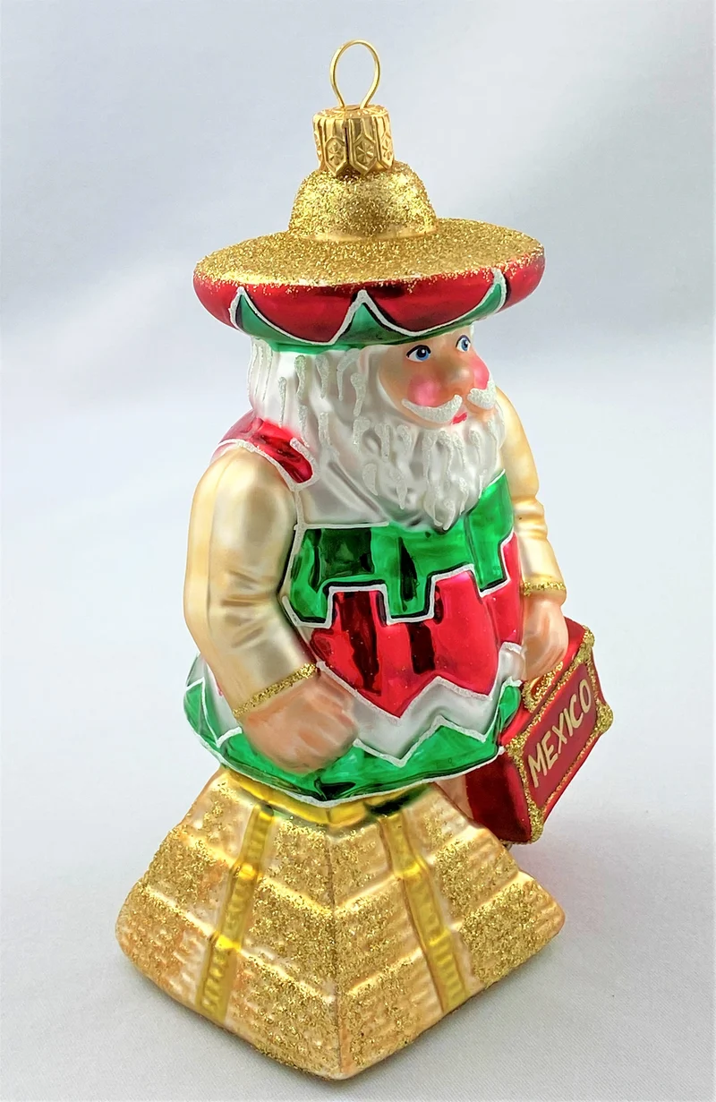 Santa mit der Teotihuacan Pyramide