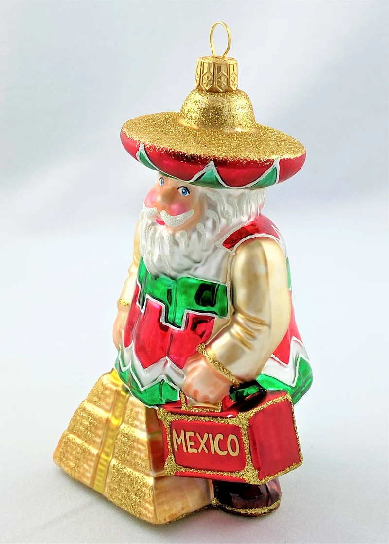 Santa mit der Teotihuacan Pyramide