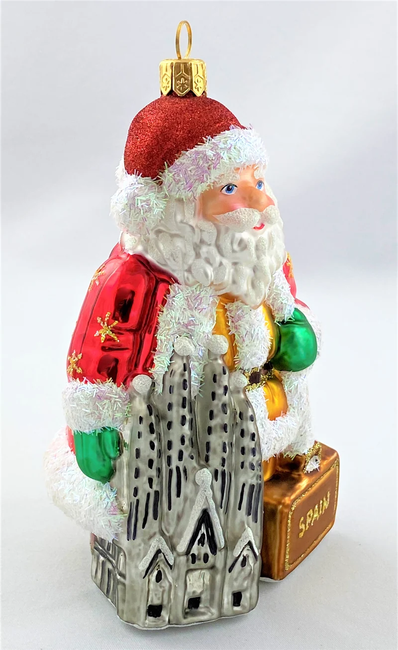 Santa ist in Barcelona bei der Sagrada Familia, Spanien