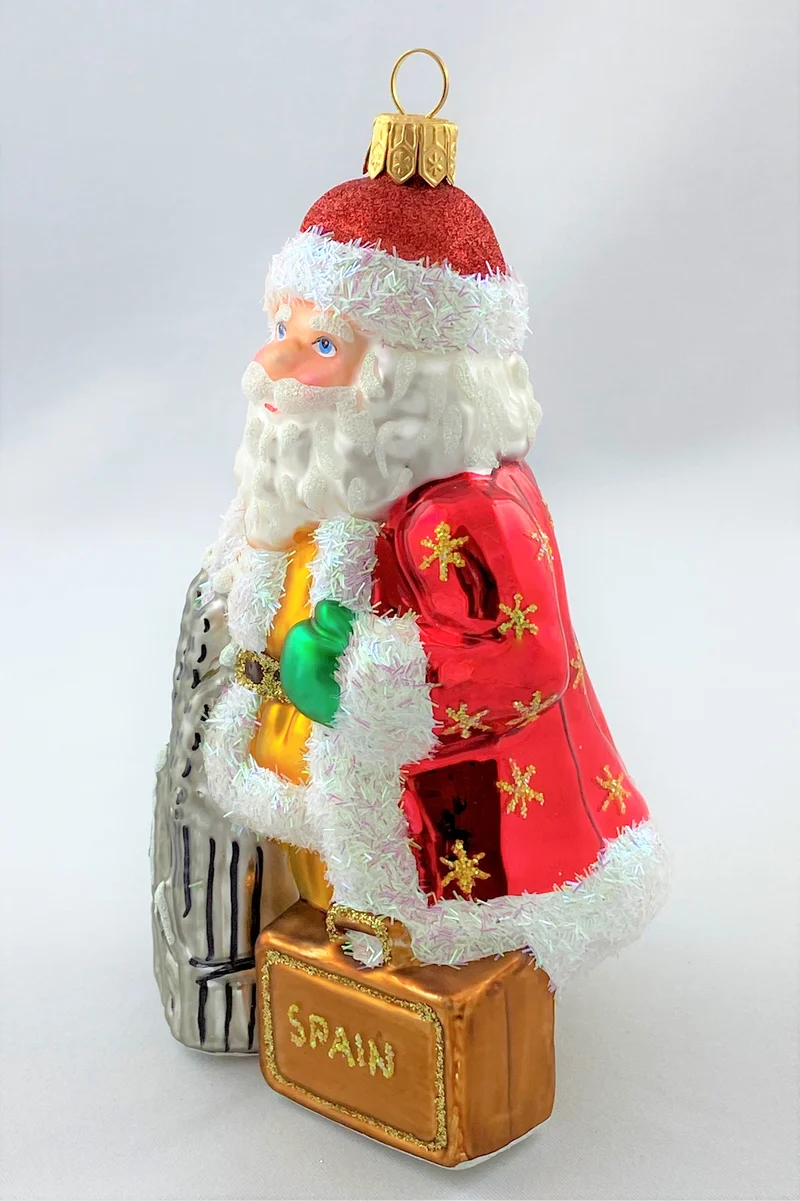Santa ist in Barcelona bei der Sagrada Familia, Spanien
