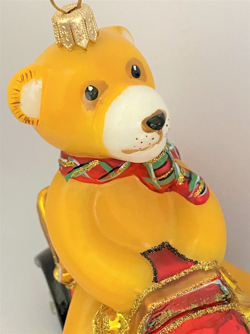 Teddy-Bär im roten Cabriolet, KOMOZJA MOSTOWSKI