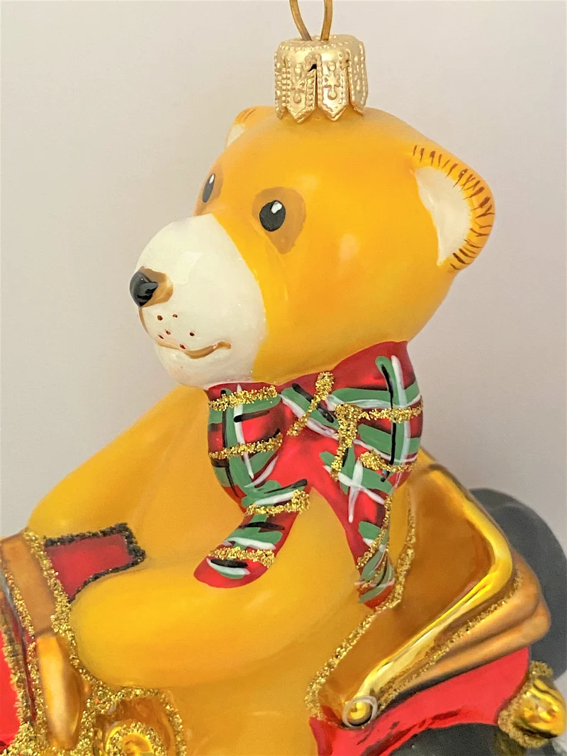 Teddy-Bär im roten Cabriolet, KOMOZJA MOSTOWSKI