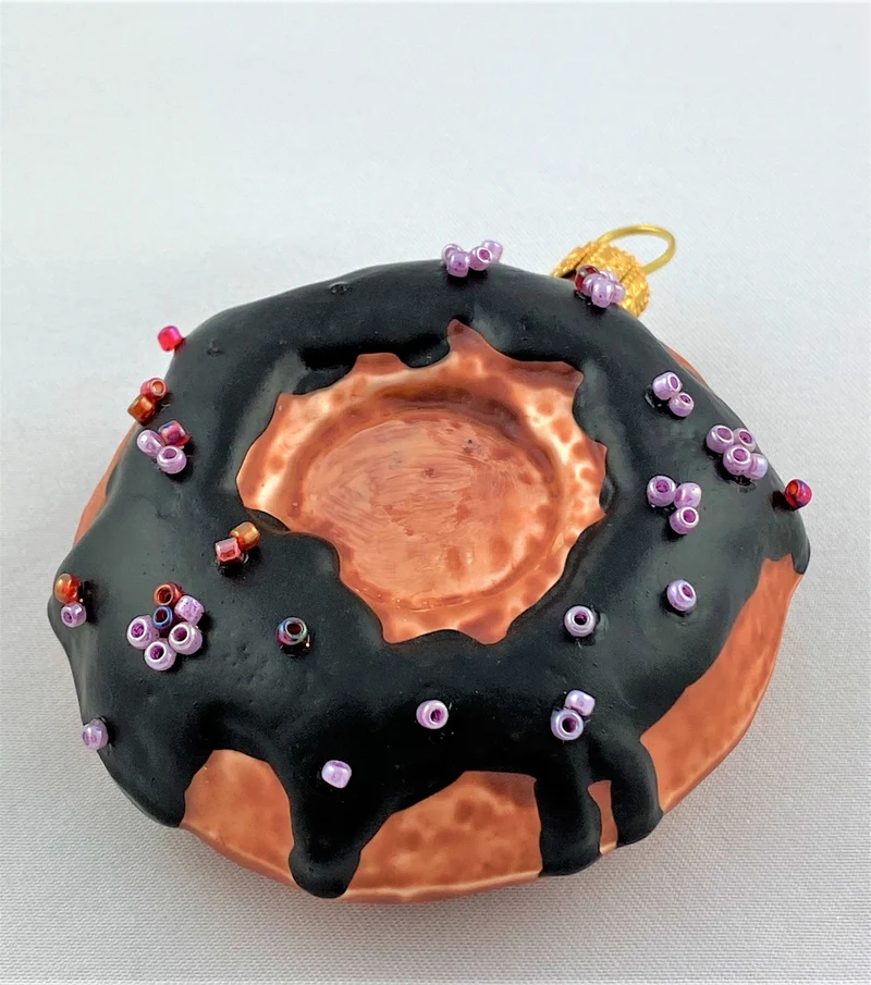 Schokoladen-Donut mit Streuseln