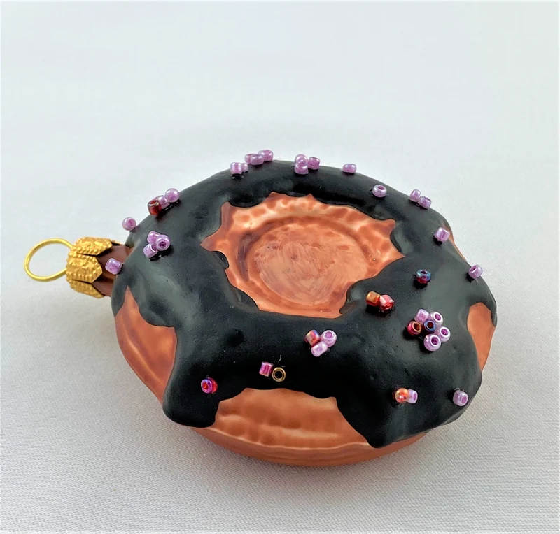 Schokoladen-Donut mit Streuseln