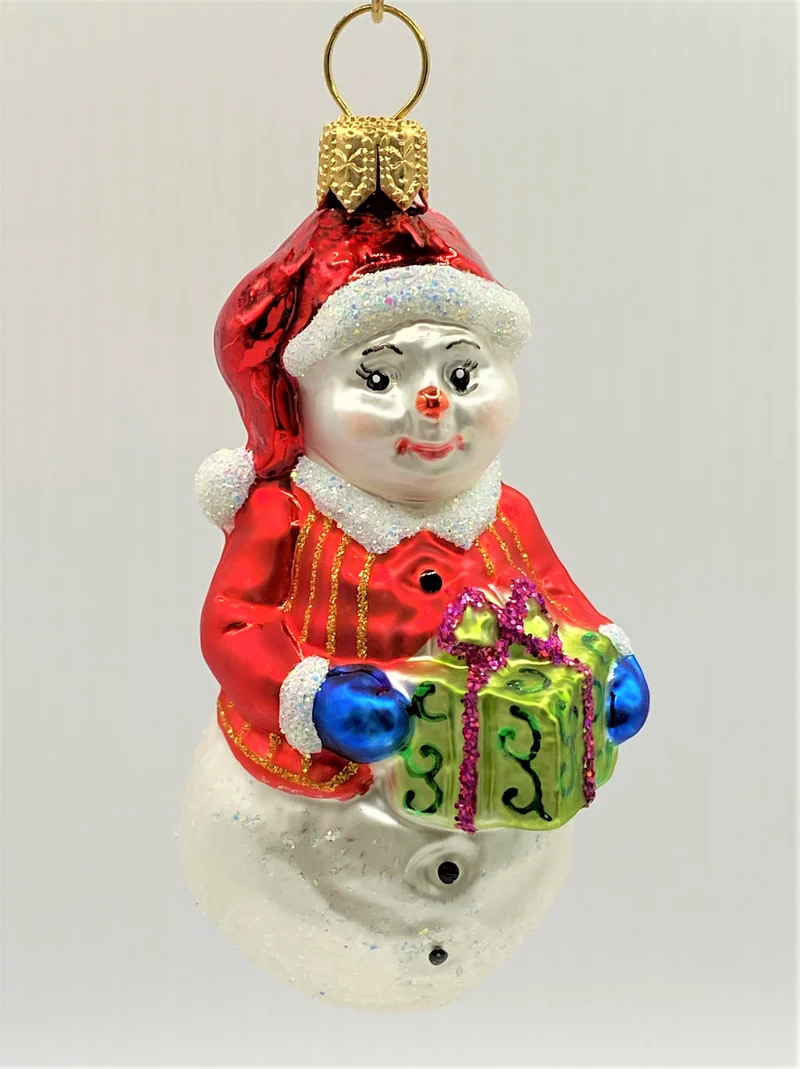 Kleiner Schneemann mit roter Jacke