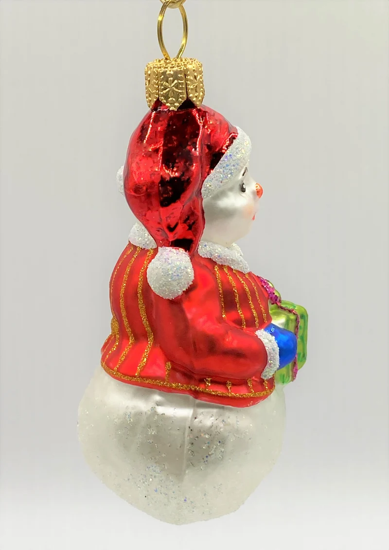Kleiner Schneemann mit roter Jacke
