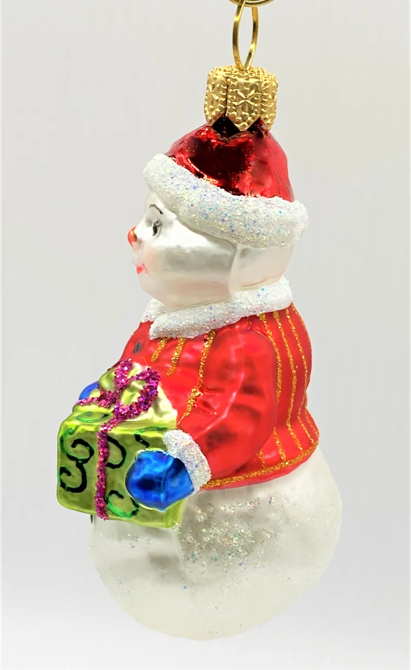Kleiner Schneemann mit roter Jacke